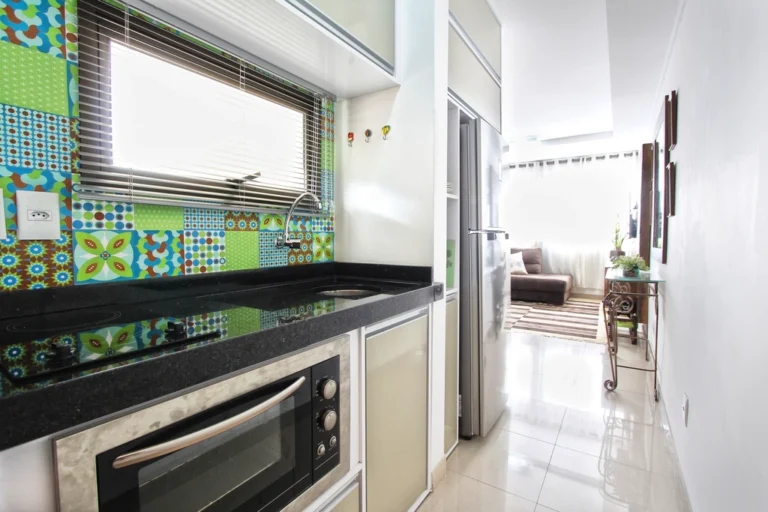 Кухня до потолка: плюсы, минусы и размеры верхних шкафов